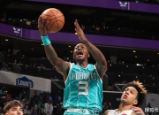 开云体育下载-开拓者大胜黄蜂，西部竞争激烈进入尾声