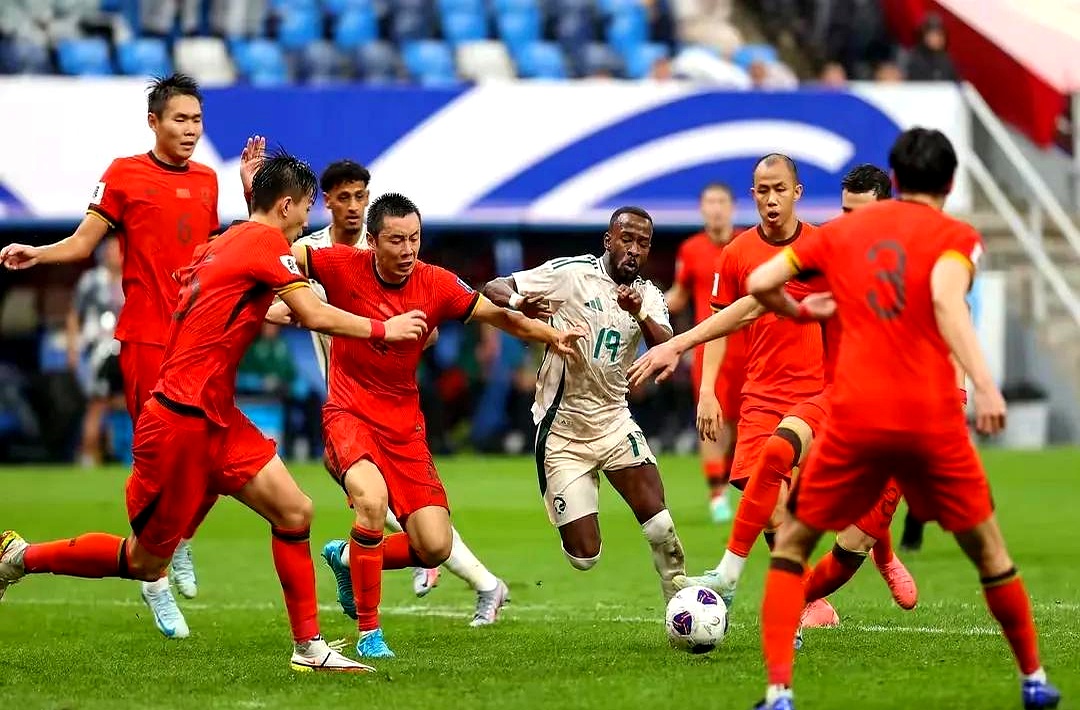 足球比赛战况激烈，球员们拼尽全力