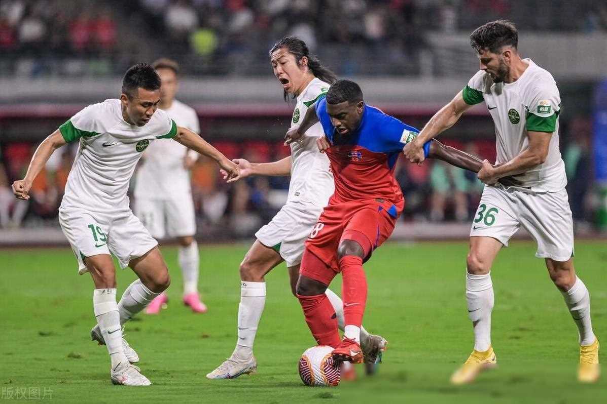 足球比赛战况激烈，球员们拼尽全力