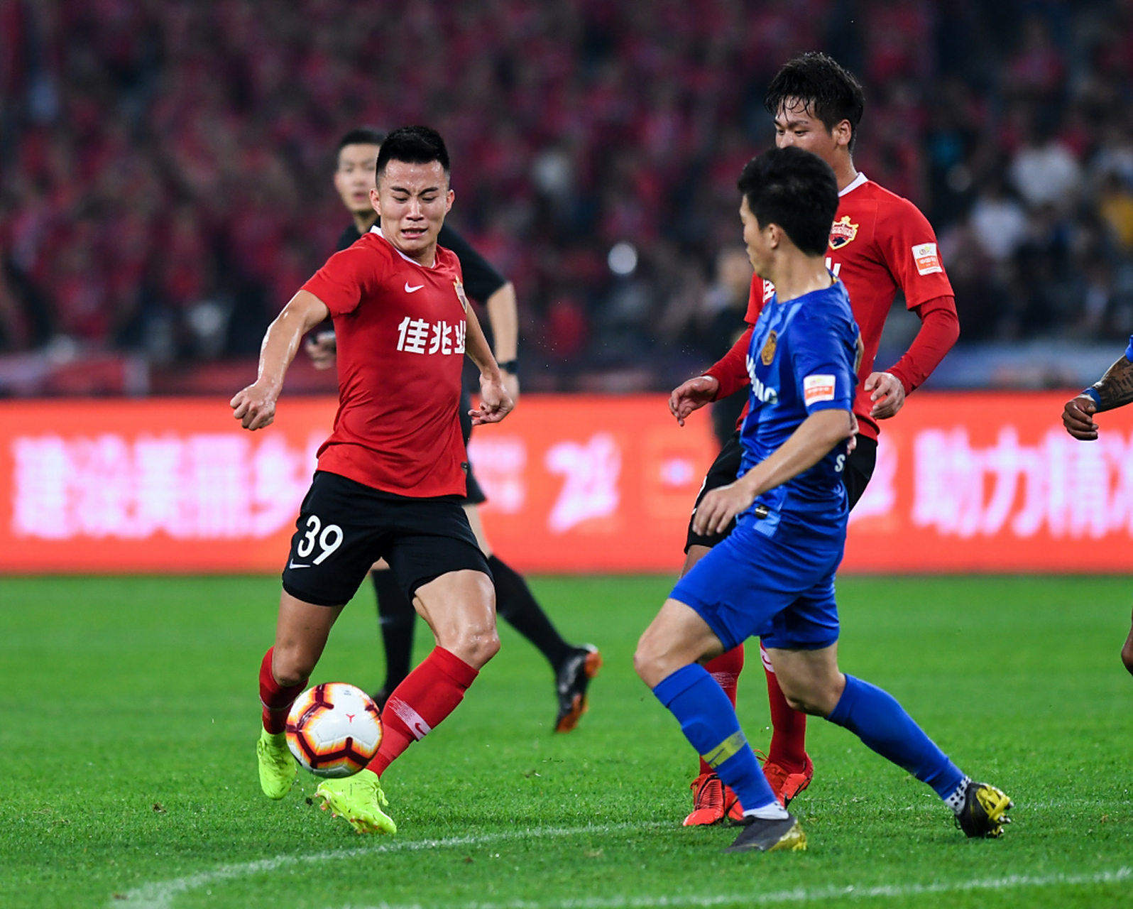 恒大客场困难获胜，实力终得肯定，雄心胜利的简单介绍