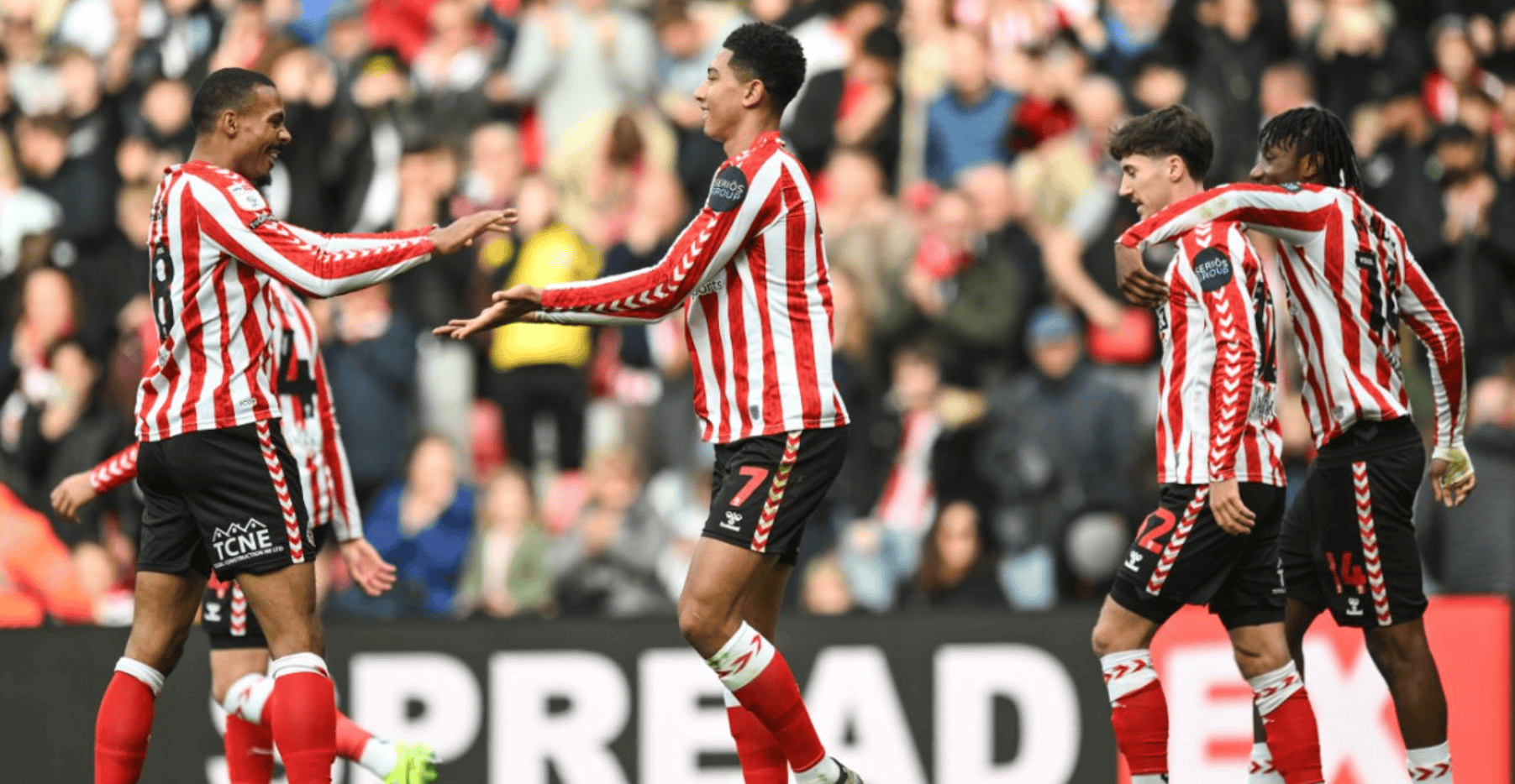 英格兰队意外出局,球迷黯然离去 英格兰队意外出局,球迷黯然离去