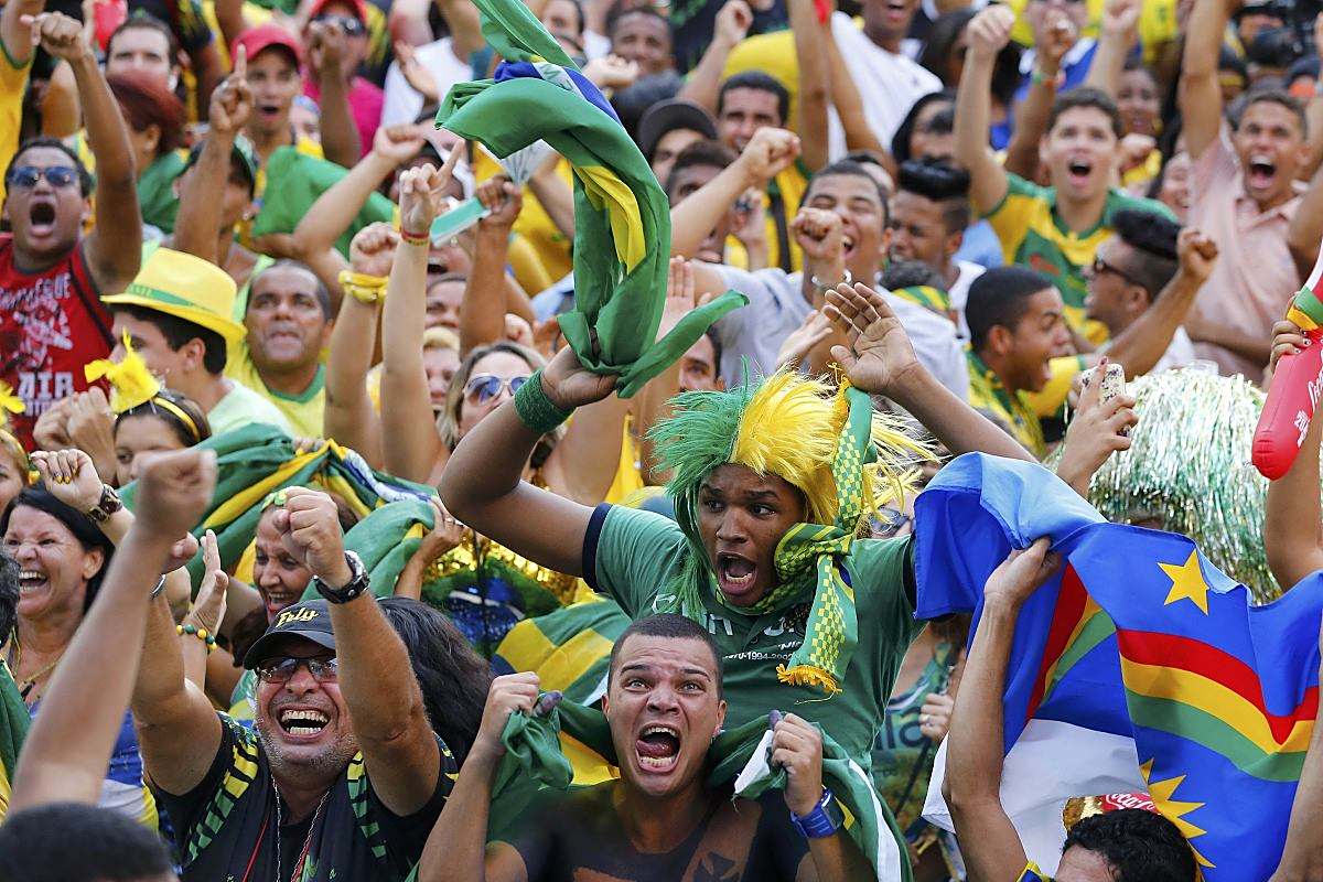 包含精彩的足球比赛场面一览无余，球迷热情高涨的词条