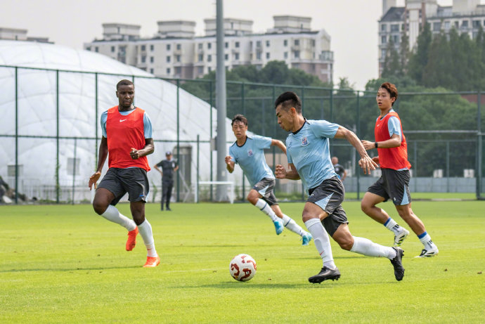 关于青岛黄海客场不敌上海绿地申花连续两轮告负的信息