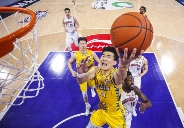 太阳外线攻势强劲，对手防线难以招架