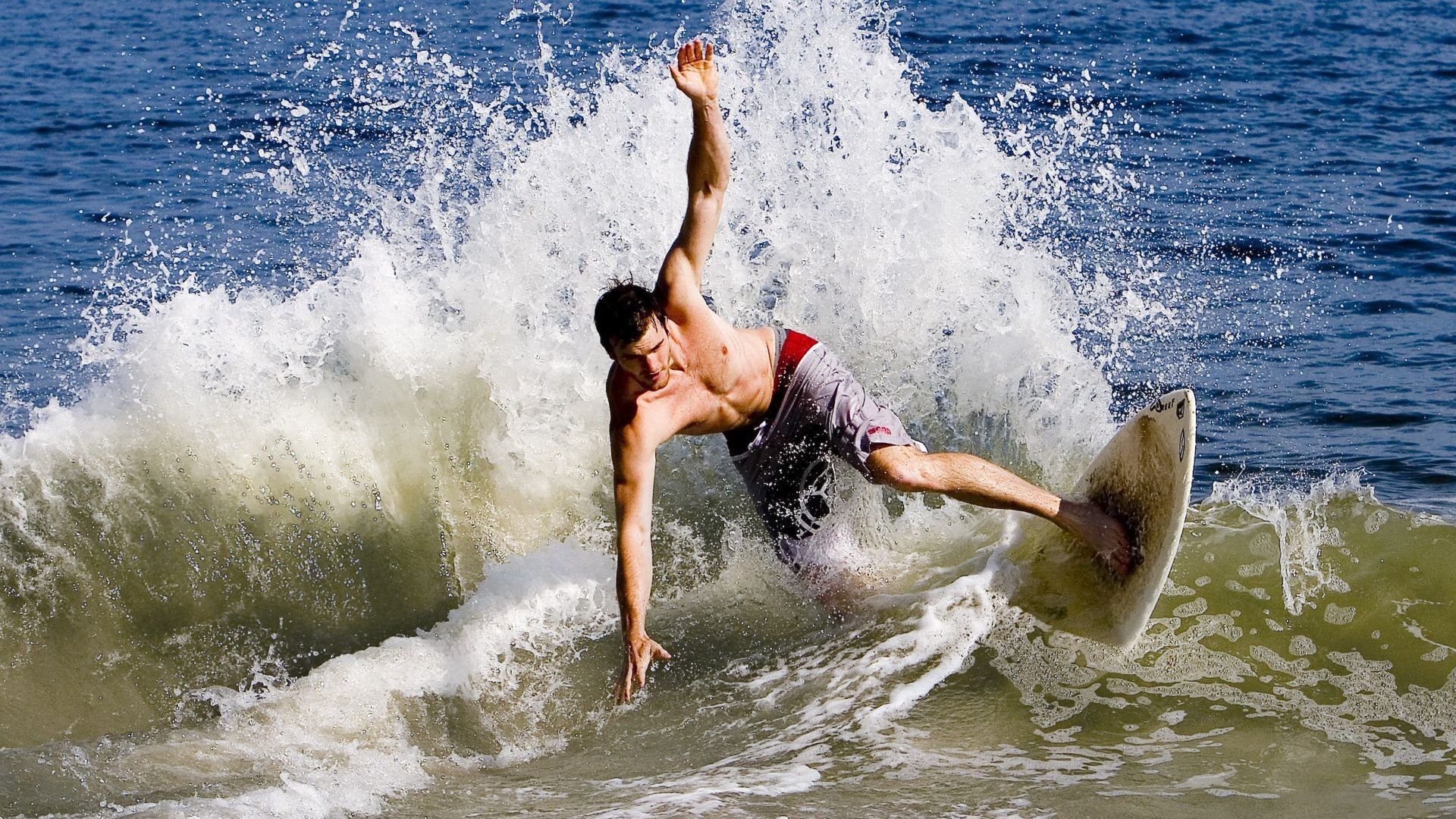 赛道之外，当小贾伦在F1争冠之夜上演压制级表演